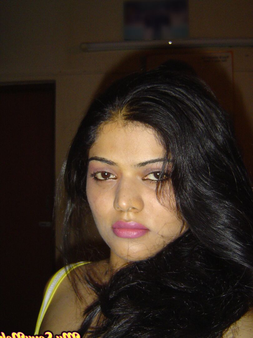 12P A indiana Neha Nair libera os seios nus da parte superior do biquíni