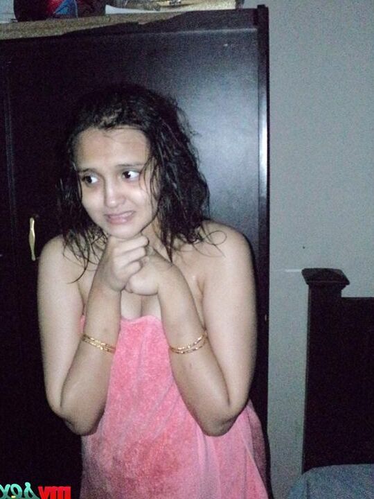 12P A esposa indiana peituda Sonia beija seu homem enquanto ele tira selfies