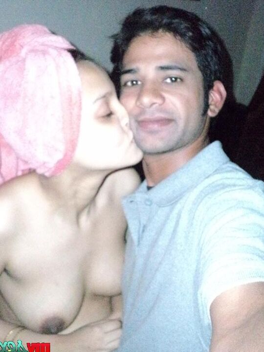 12P A esposa indiana peituda Sonia beija seu homem enquanto ele tira selfies