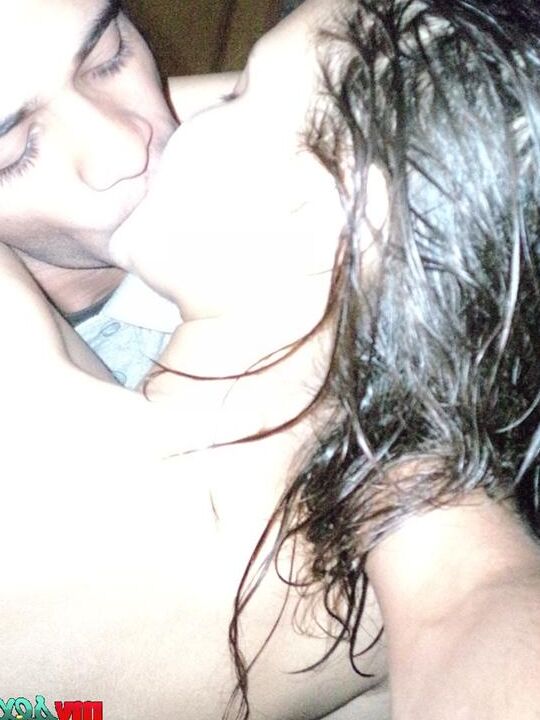 12P A esposa indiana peituda Sonia beija seu homem enquanto ele tira selfies