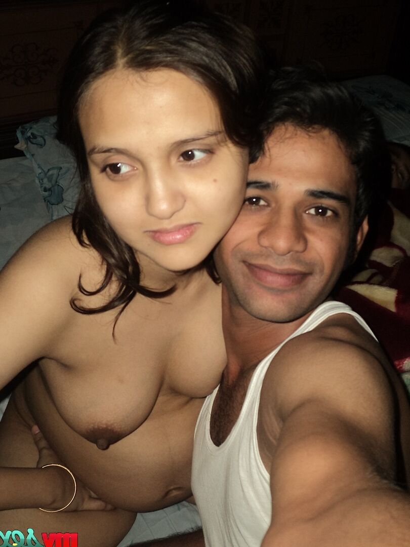 12P Une femme indienne enceinte et son mari prennent des selfies pendant les préliminaires