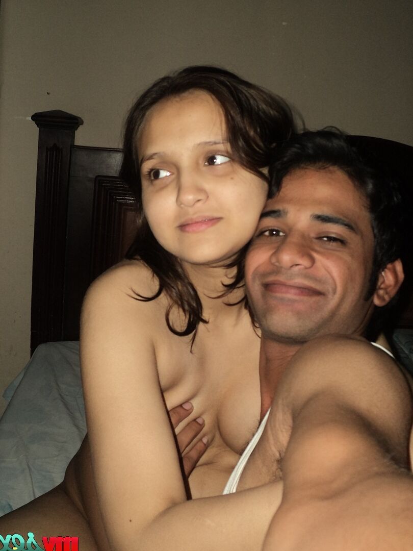 12P Une femme indienne enceinte et son mari prennent des selfies pendant les préliminaires