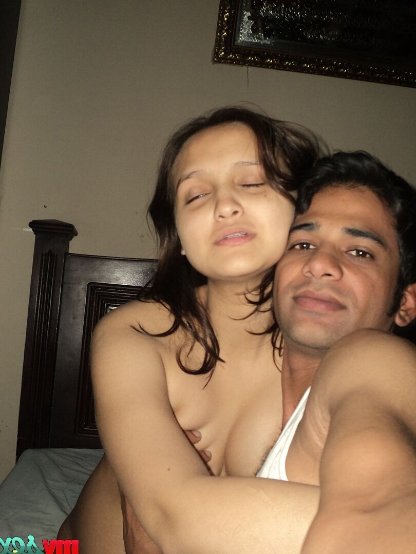 12P Une femme indienne enceinte et son mari prennent des selfies pendant les préliminaires