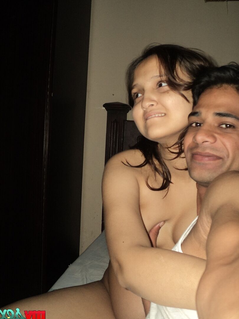 12P Une femme indienne enceinte et son mari prennent des selfies pendant les préliminaires