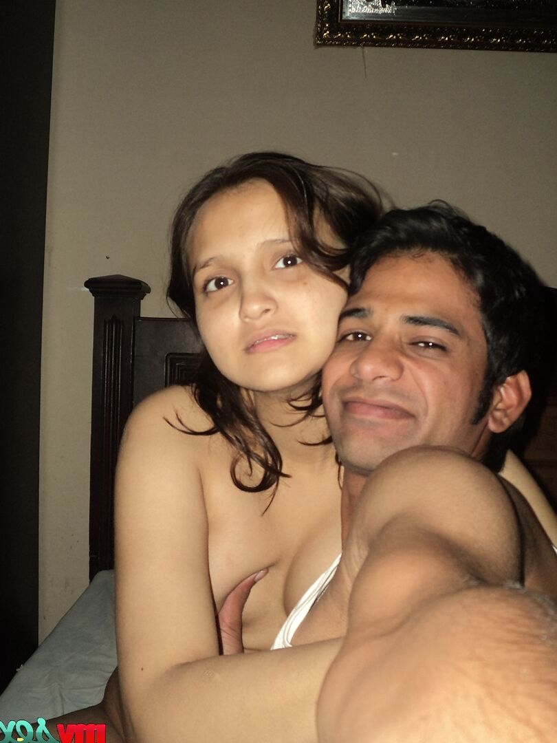 12P Une femme indienne enceinte et son mari prennent des selfies pendant les préliminaires