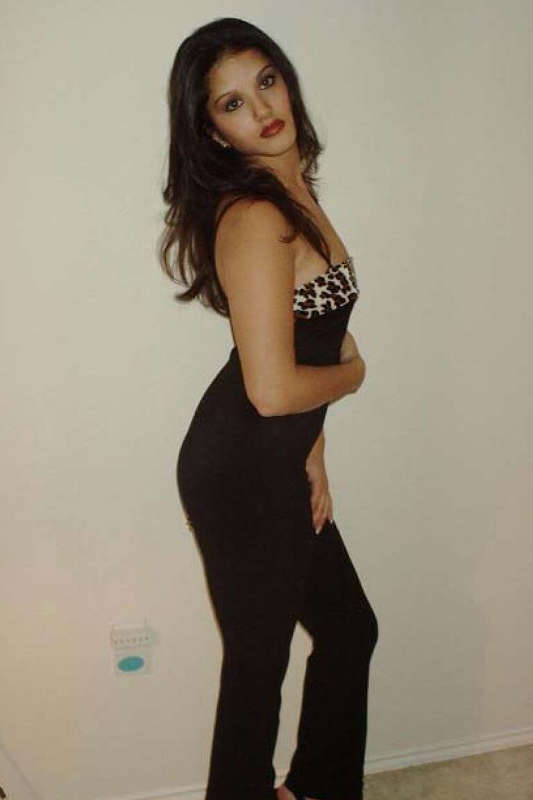 10P A alegre gata indiana Sunny Leone expondo seu corpo sexy em seu novo apartamento
