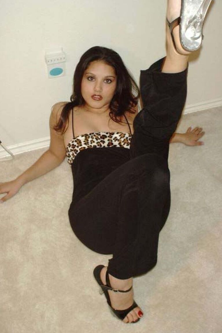 10P A alegre gata indiana Sunny Leone expondo seu corpo sexy em seu novo apartamento