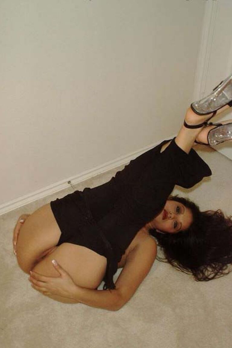 10P A alegre gata indiana Sunny Leone expondo seu corpo sexy em seu novo apartamento