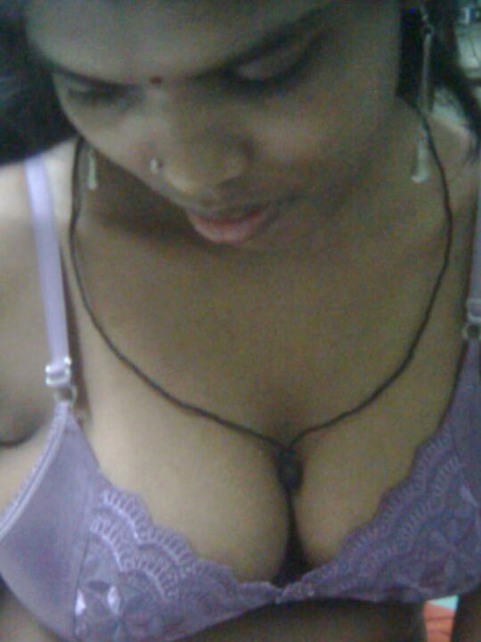 10P chicas indias exponen sus grandes pechos y vaginas en sus camas