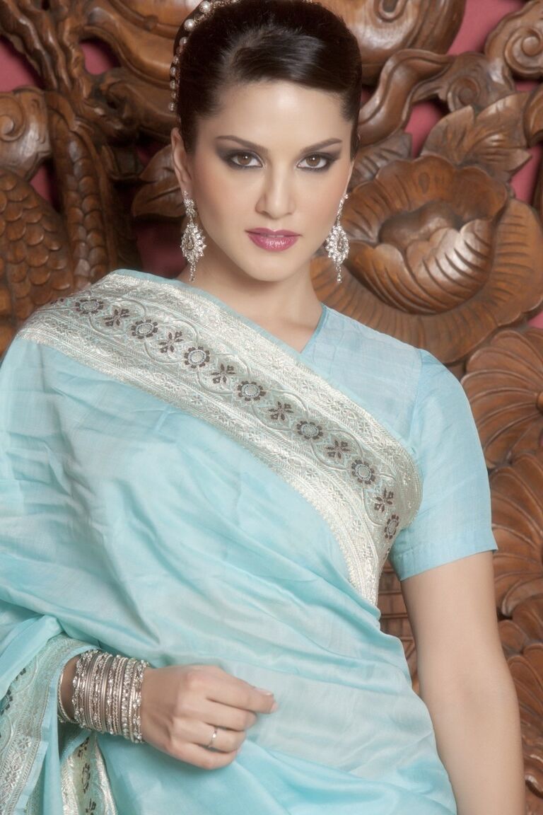21P Angelic Indian MILF Sunny Leone mostra seus peitos falsos fofinhos