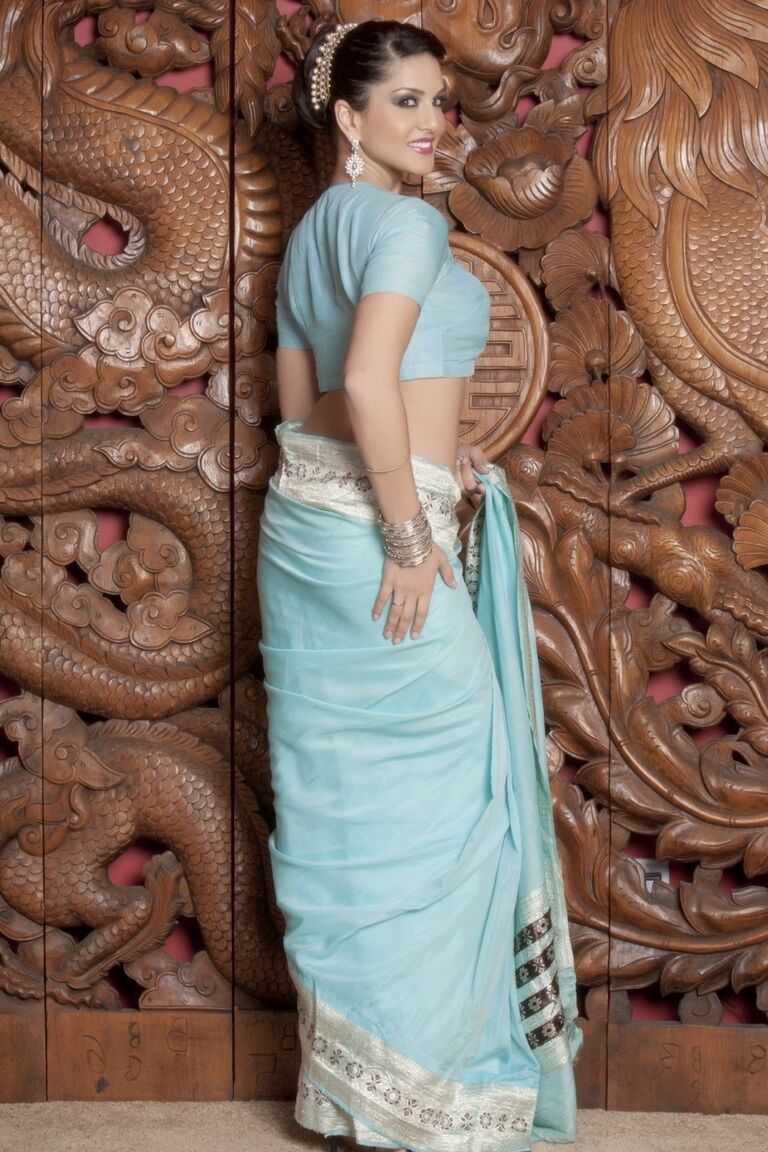 21P Angelic Indian MILF Sunny Leone mostra seus peitos falsos fofinhos