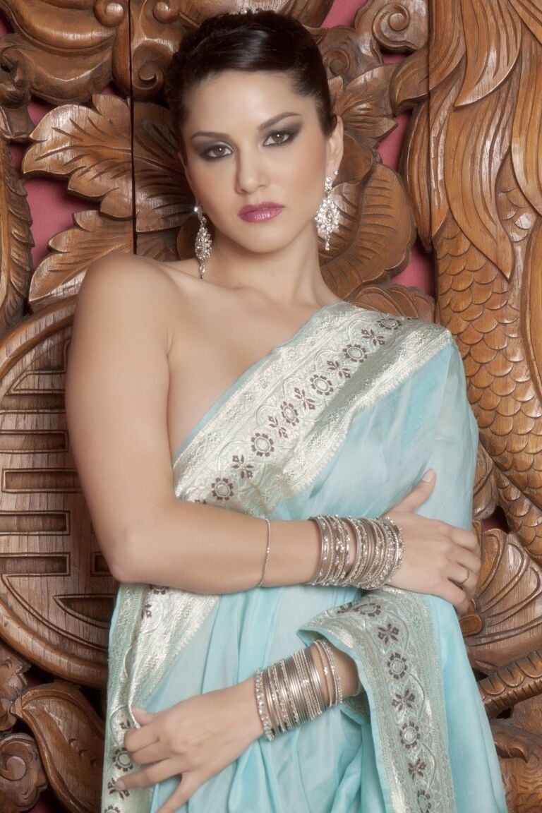 21P Angelic Indian MILF Sunny Leone mostra seus peitos falsos fofinhos