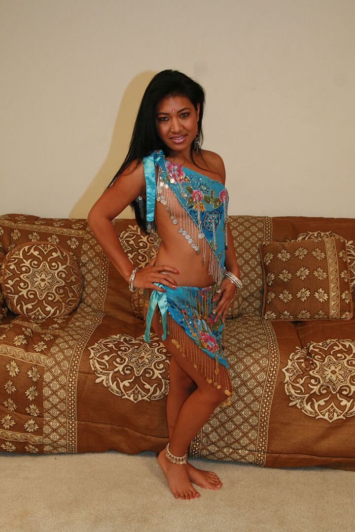 15P Chica india completamente vestida muestra su sexy culo apretado en tanga amarilla
