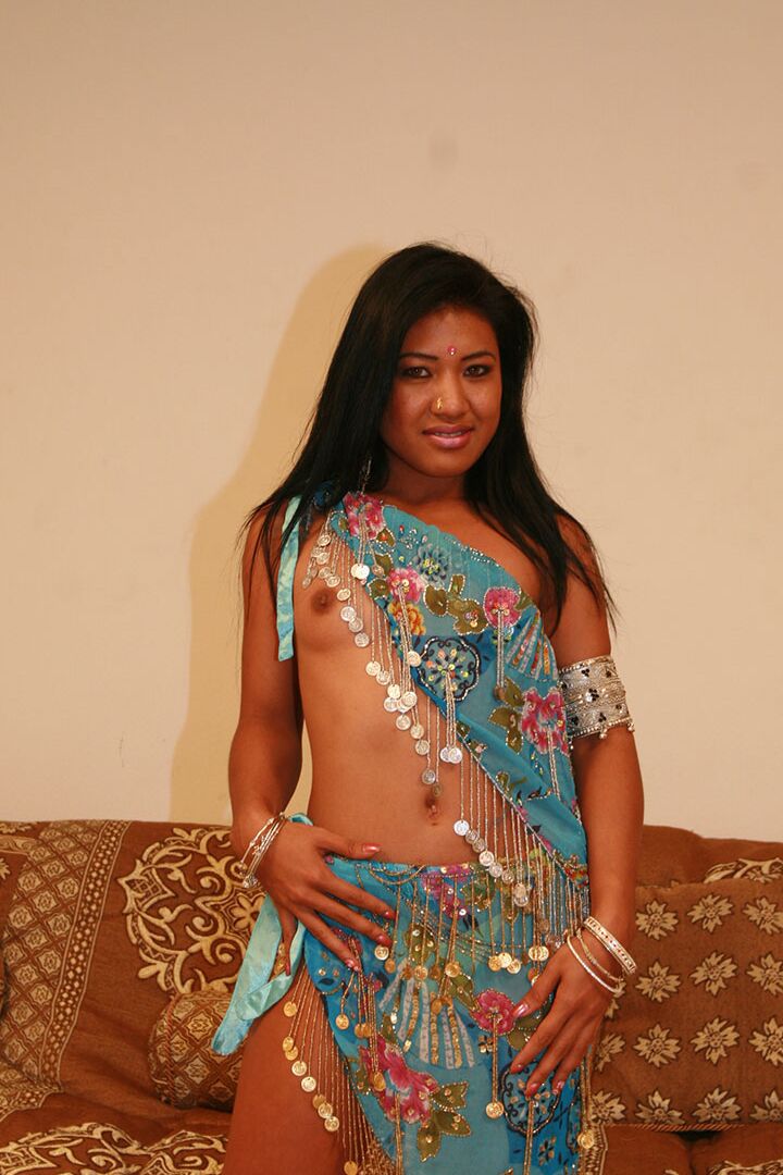 15P Chica india completamente vestida muestra su sexy culo apretado en tanga amarilla