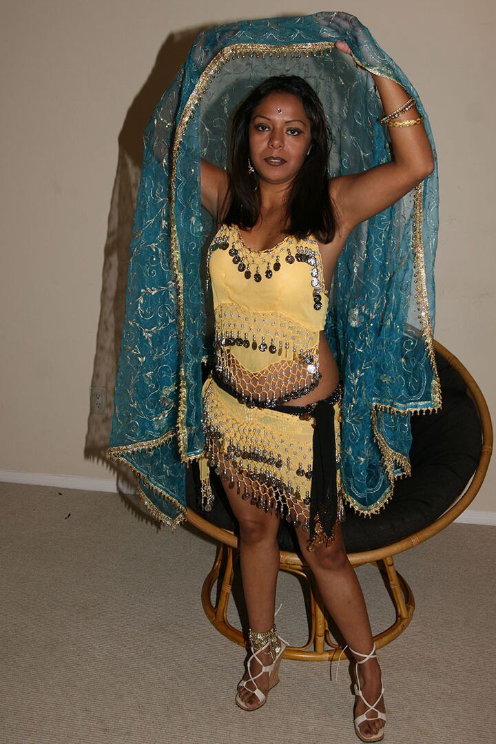 17P A indiana Tanvi sexy de cabelos negros mostra seus seios naturais e esfrega sua buceta