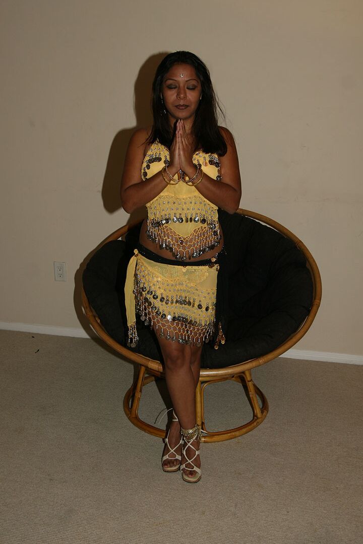 17P A indiana Tanvi sexy de cabelos negros mostra seus seios naturais e esfrega sua buceta