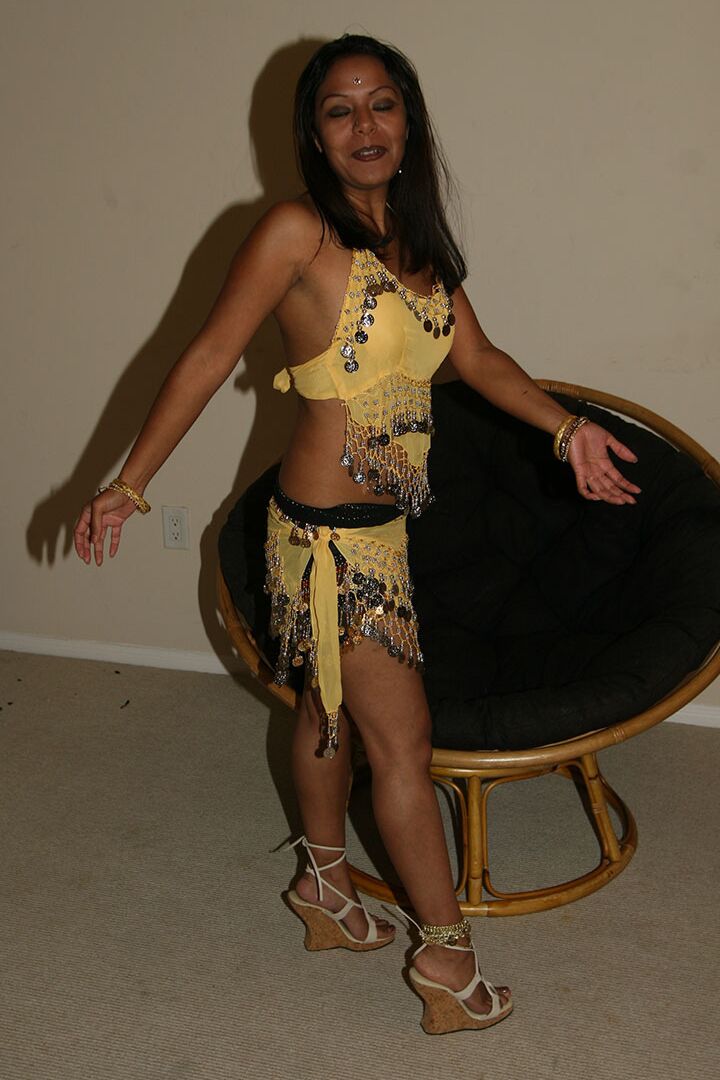 17P A indiana Tanvi sexy de cabelos negros mostra seus seios naturais e esfrega sua buceta