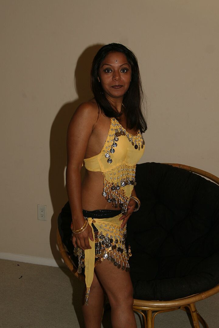 17P A indiana Tanvi sexy de cabelos negros mostra seus seios naturais e esfrega sua buceta