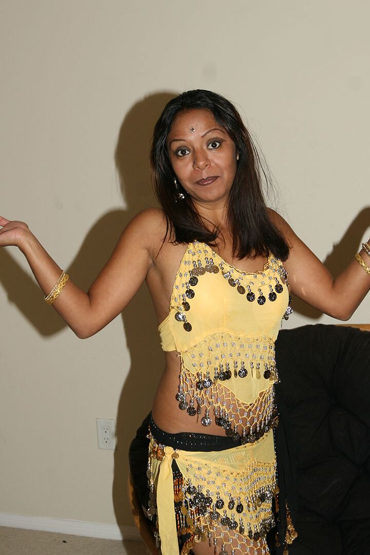 17P A indiana Tanvi sexy de cabelos negros mostra seus seios naturais e esfrega sua buceta