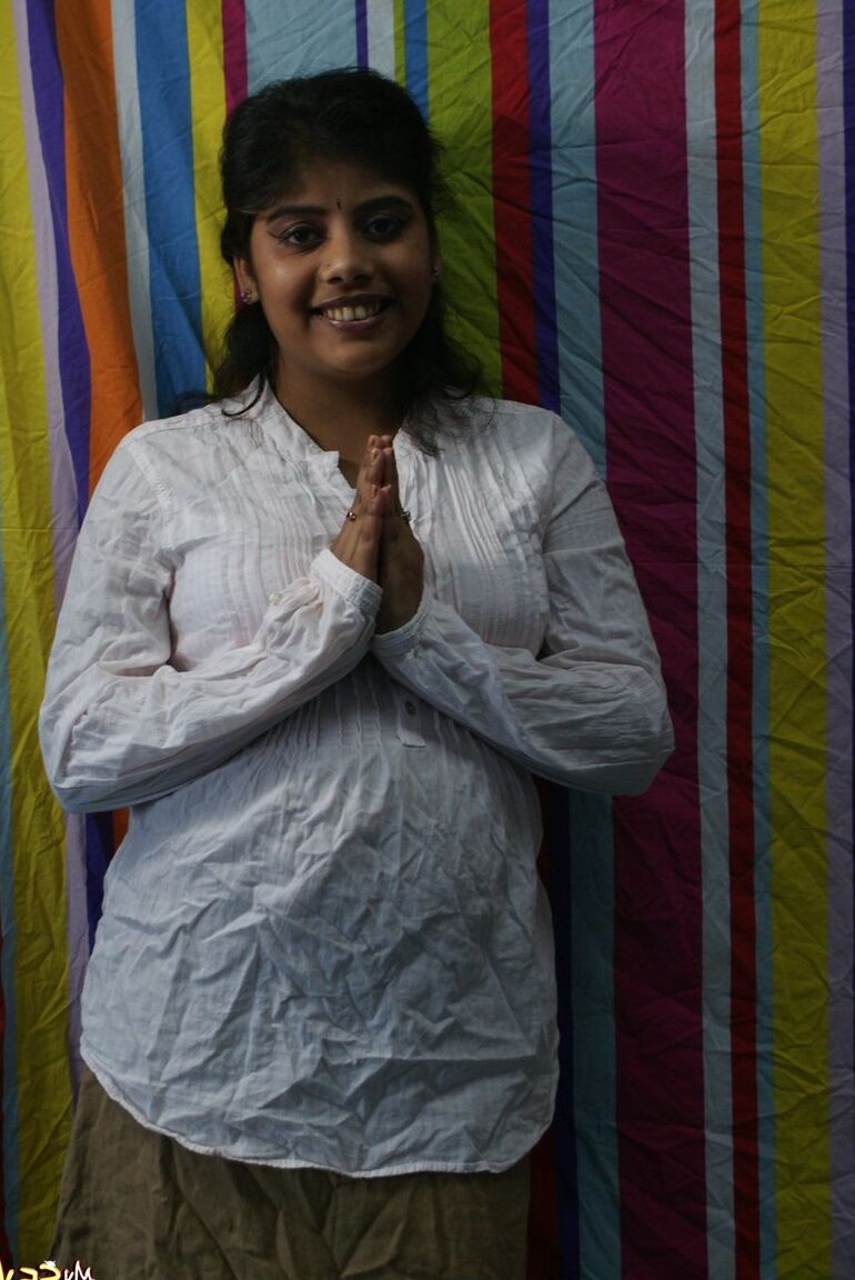 15P Indian plumper Rupali sports a nice smile while getting totally naked