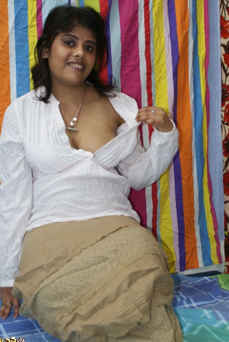 15P Indian plumper Rupali sports a nice smile while getting totally naked