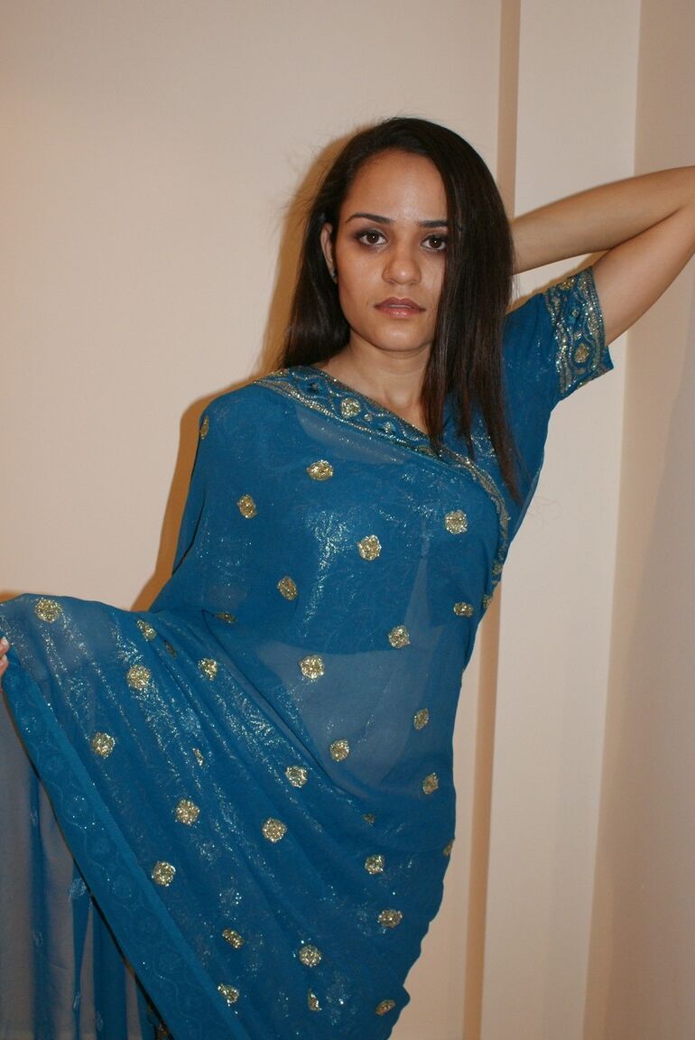12P Garota indiana sozinha tira o saree e o sutiã para mostrar seus peitos pequenos
