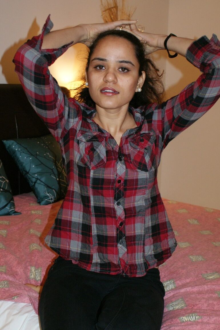 10P La universitaria india Jasmine se quita la camisa para posar en solitario en sujetador y jeans