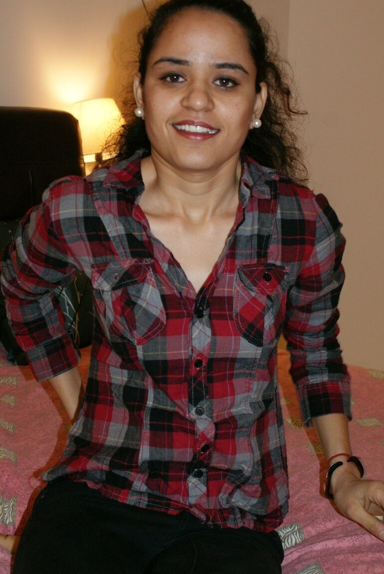 10P La universitaria india Jasmine se quita la camisa para posar en solitario en sujetador y jeans