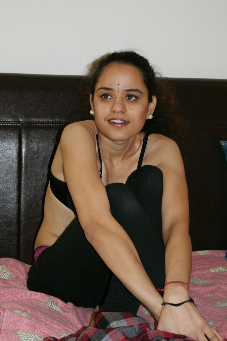 10P La universitaria india Jasmine se quita la camisa para posar en solitario en sujetador y jeans