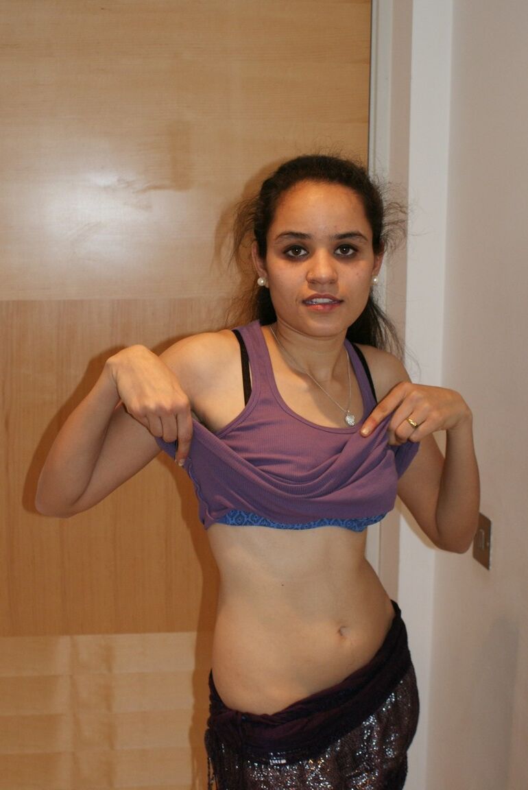 Chica india solitaria 12P se desnuda hasta quedar en tanga mientras está en el baño