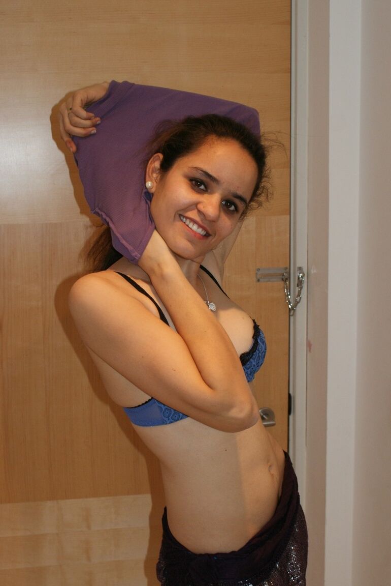 Chica india solitaria 12P se desnuda hasta quedar en tanga mientras está en el baño