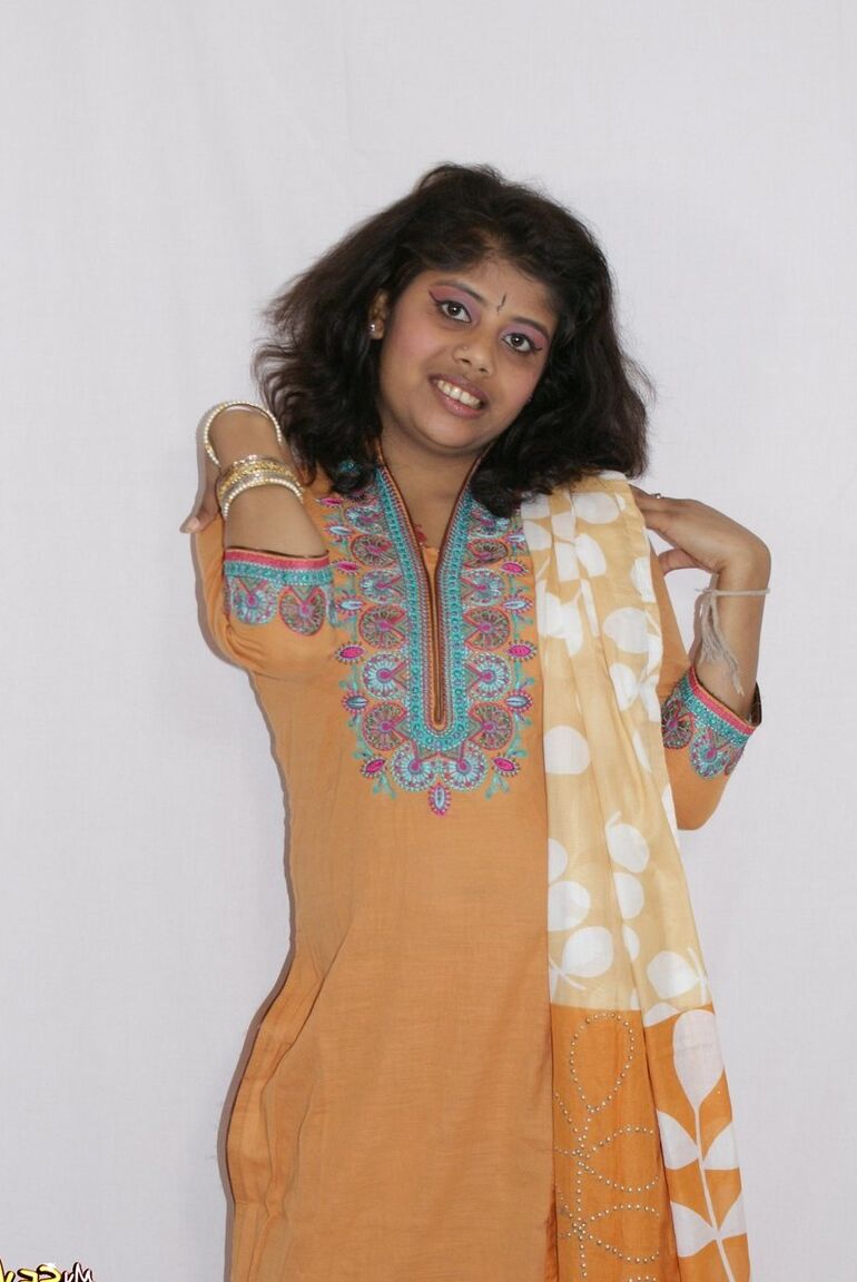 15P A indiana Rupali fica nua enquanto tira roupas tradicionais