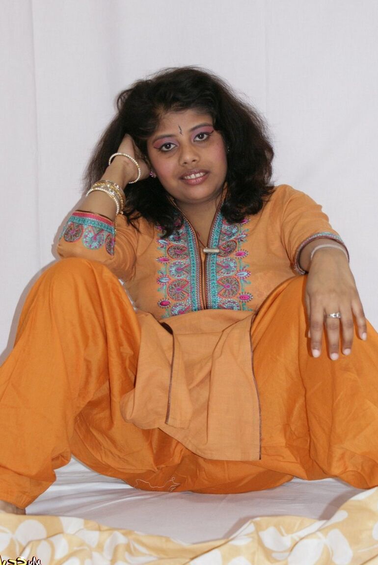 15P A indiana Rupali fica nua enquanto tira roupas tradicionais