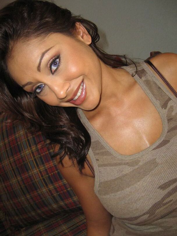 18P La superbe MILF indienne Priya Rai se débarrasse de sa lingerie en dentelle pour révéler ses énormes gros seins