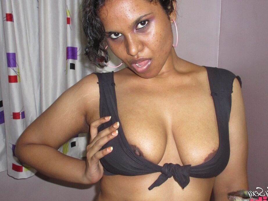 16P Chica india solitaria con sobrepeso huele sus bragas antes de exponer sus tetas