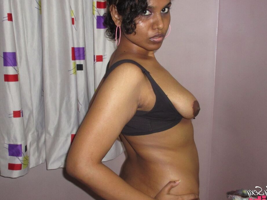 16P Chica india solitaria con sobrepeso huele sus bragas antes de exponer sus tetas