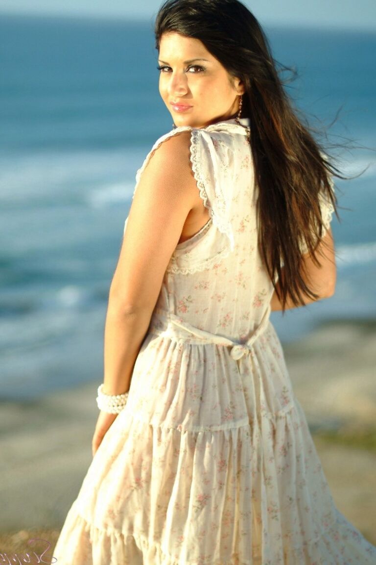 Die 17-jährige Brünette Sunny Leone zieht ihr sexy Kleid aus und zeigt am Strand mittelgroße Titten