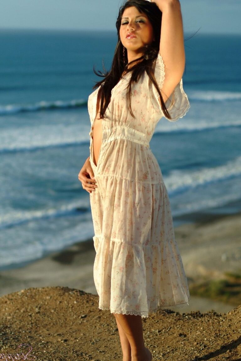 Die 17-jährige Brünette Sunny Leone zieht ihr sexy Kleid aus und zeigt am Strand mittelgroße Titten