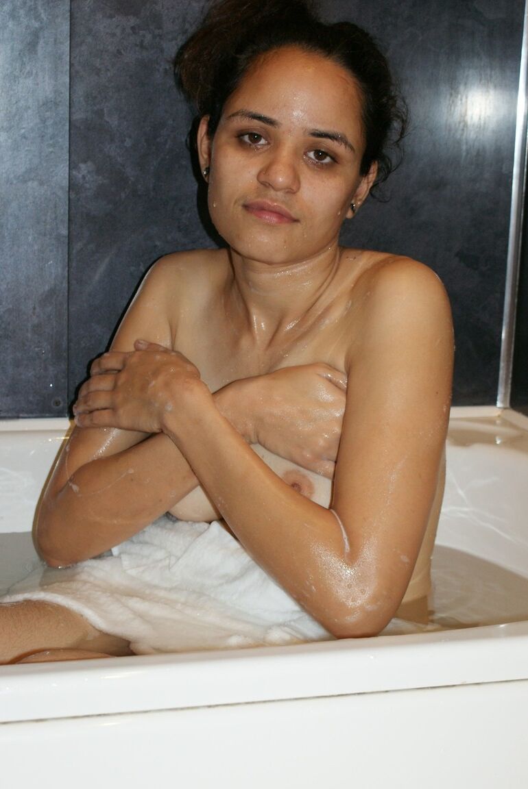12P Inderin zeigt in der Badewanne ihre natürlichen Brüste