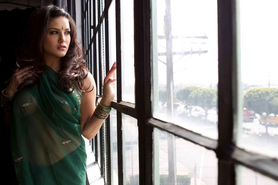 21P Angelic Indian MILF Sunny Leone zeigt ihre saftigen falschen Titten ganz nackt