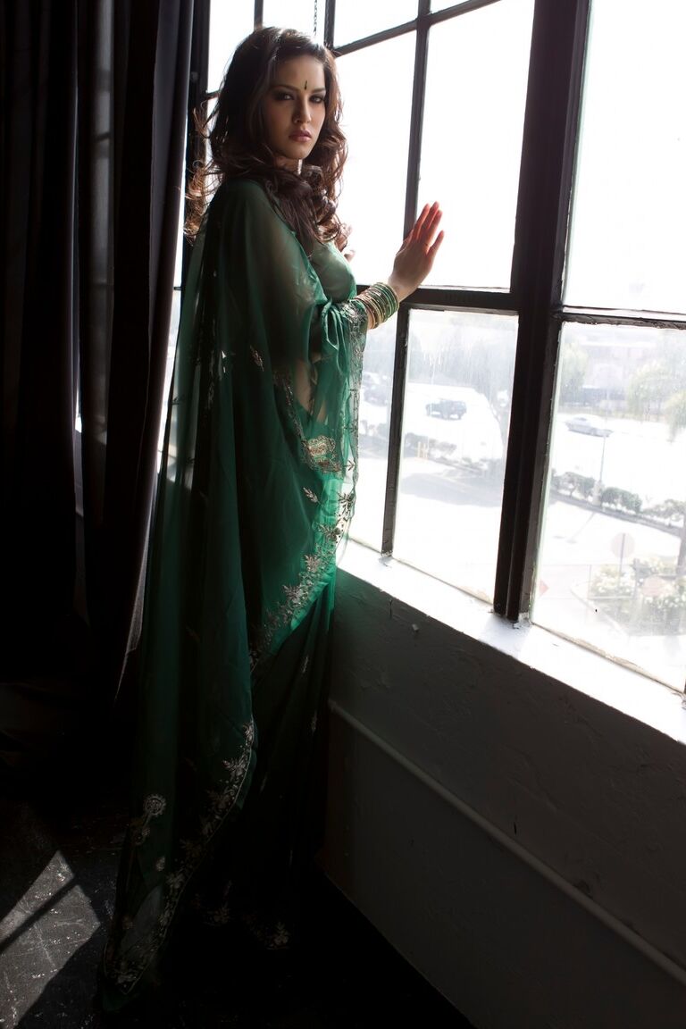 21P Angelic Indian MILF Sunny Leone zeigt ihre saftigen falschen Titten ganz nackt