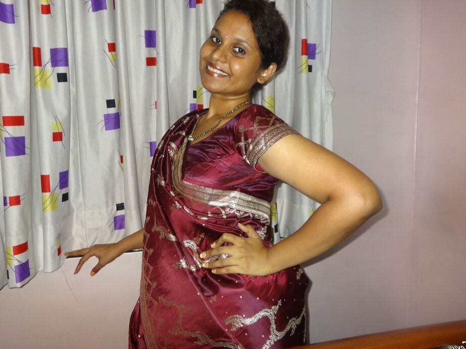 16P Mulher indiana vestida fica só com sutiã preto e saia de baixo