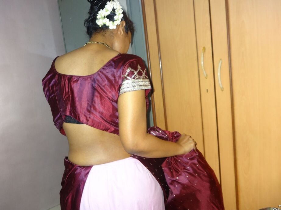 16P Mulher indiana vestida fica só com sutiã preto e saia de baixo