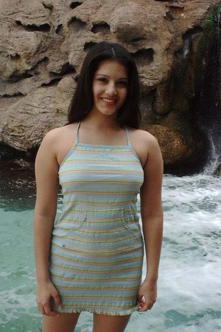 11P La canadiense Sunny Leone se deja subir un vestido corto por el culo en público