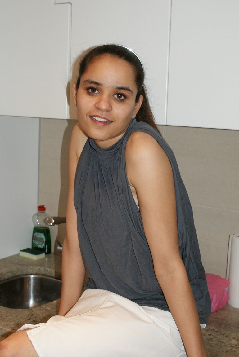 11P A garota indiana sozinha Jasmine ajusta seu top tubinho enquanto está descalça em uma saia