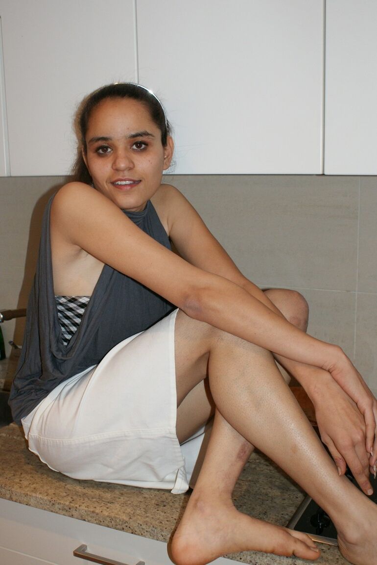 11P A garota indiana sozinha Jasmine ajusta seu top tubinho enquanto está descalça em uma saia