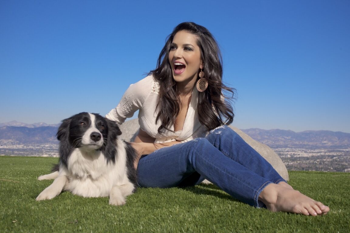 17P La hermosa MILF Sunny Leone se burla con su escote en jeans ajustados al aire libre