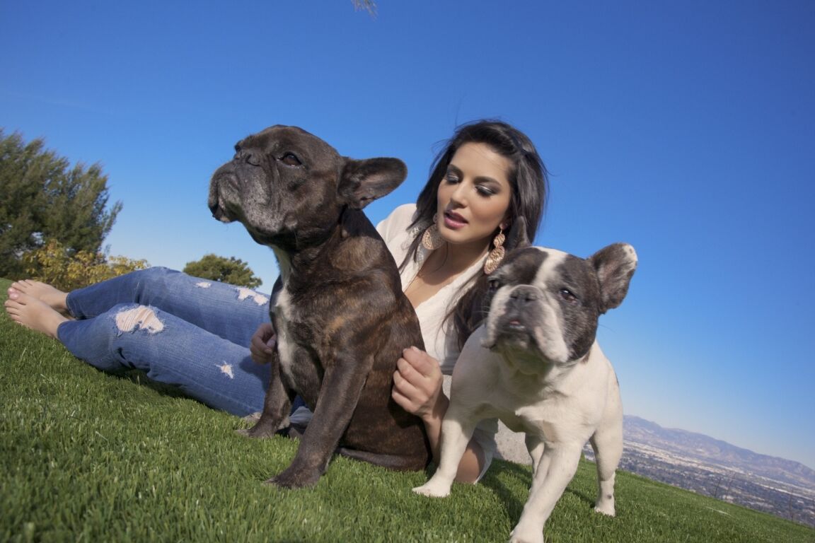 17P La hermosa MILF Sunny Leone se burla con su escote en jeans ajustados al aire libre