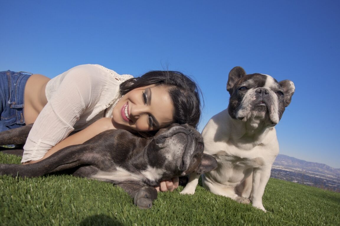 17P La hermosa MILF Sunny Leone se burla con su escote en jeans ajustados al aire libre