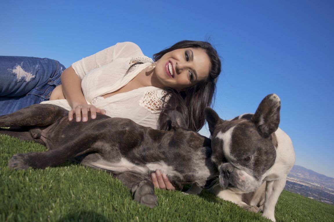 17P La hermosa MILF Sunny Leone se burla con su escote en jeans ajustados al aire libre